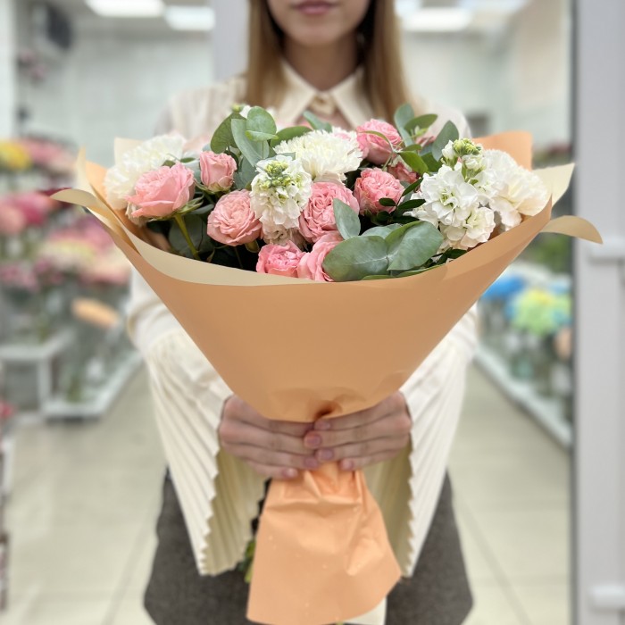 Кустовые розы Мадам Бомбастик с маттиолой